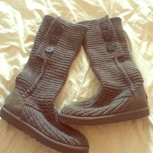 Good condition gray sweater Uggs!