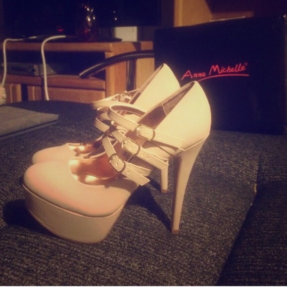 Nude pumps size 9