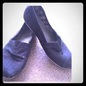 Navy toms