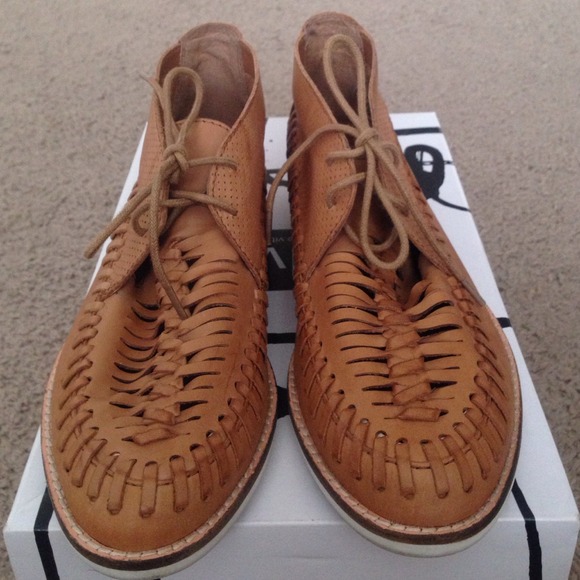 Dolce vita tannish brown shoes