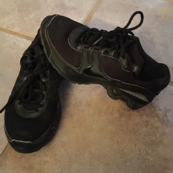 Nike shox's sz6Y  I wear 6.5/7 they fit me fine!!