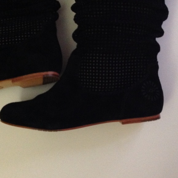 Sold in bundle! 100% authentic UGG boots. - Picture 2 of 4