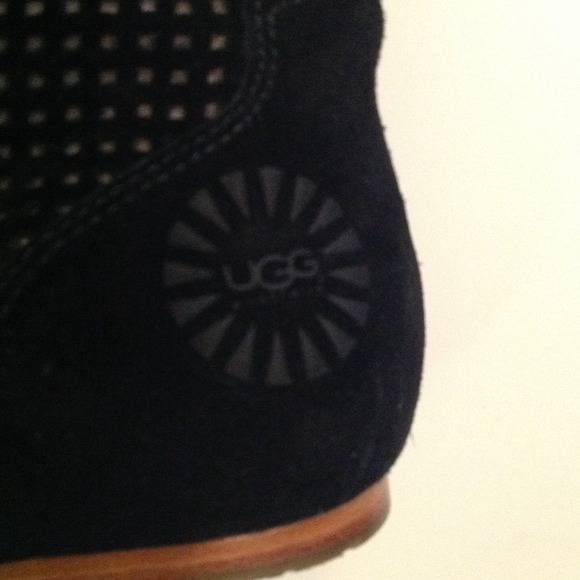 Sold in bundle! 100% authentic UGG boots. - Picture 4 of 4