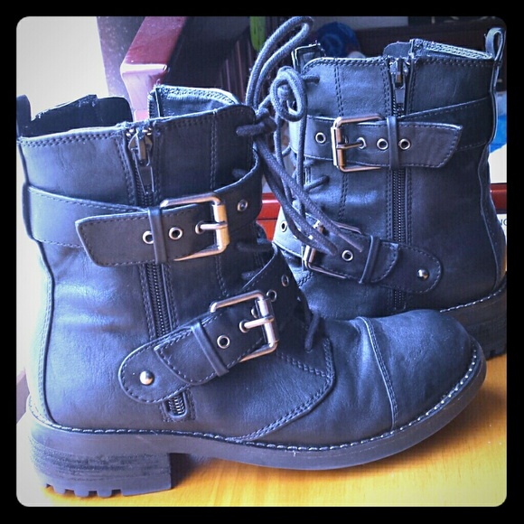 Cute black buckle & zipper boots size 6 US