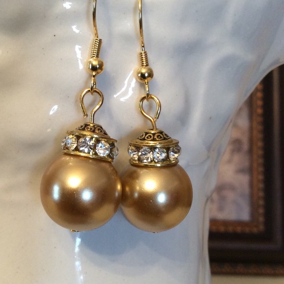 BOGO SALE 🌞 GOLD PEARLY STATEMENT EARRINGS - Picture 2 of 3