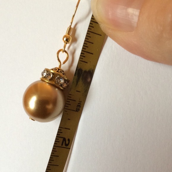 BOGO SALE 🌞 GOLD PEARLY STATEMENT EARRINGS - Picture 3 of 3