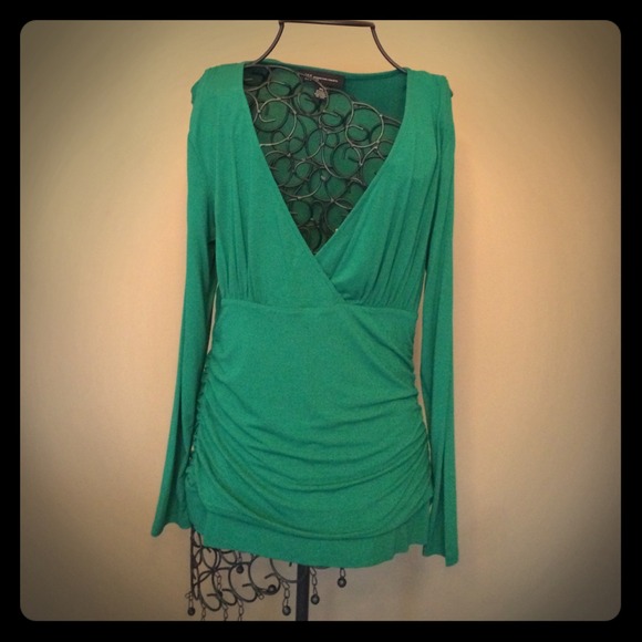 🎀very flattering v neck top🎀