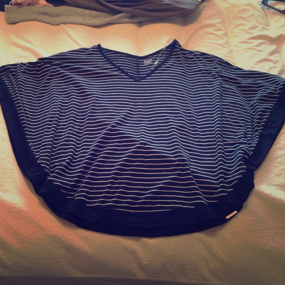 Short sleeve butterfly fitting top