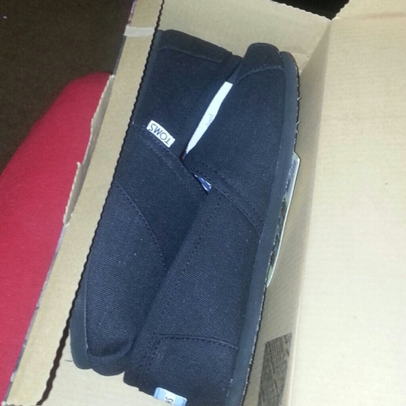 All black toms