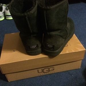 Black classic uggs