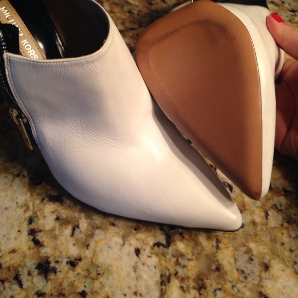 1 HOUR SALE❗️Michael Kors Black & White Booties - Picture 3 of 4