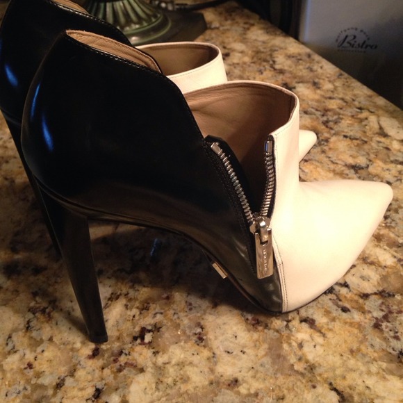 1 HOUR SALE❗️Michael Kors Black & White Booties - Picture 4 of 4