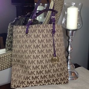 Michael kors shoulder bag. Signature MK