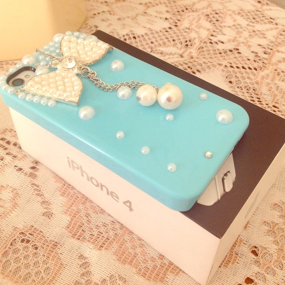 iPhone 4 with cover and box n charger