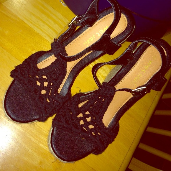 Woven black wedges
