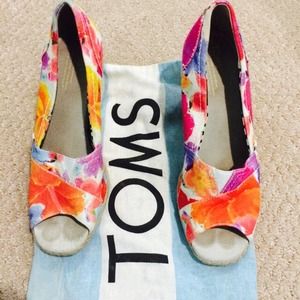 Tom's wedge 8.5 Gently used