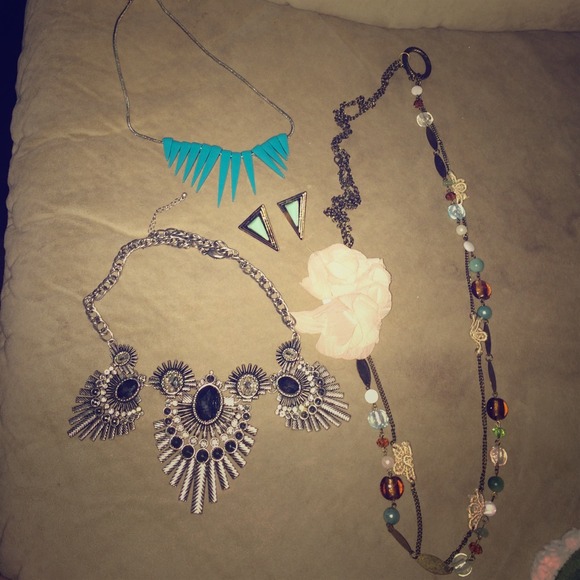 4 necklaces 1 set earrings