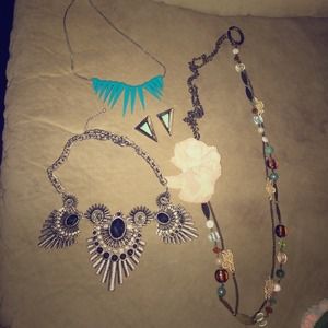 4 necklaces 1 set earrings