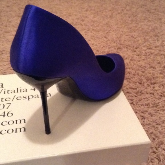 Pedro Garcia Blue Satin Pumps - Picture 2 of 4