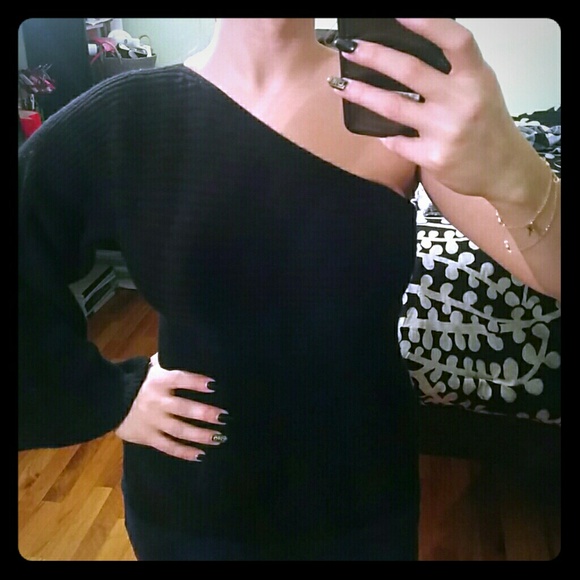 Black off the shoulder - Picture 1 of 2