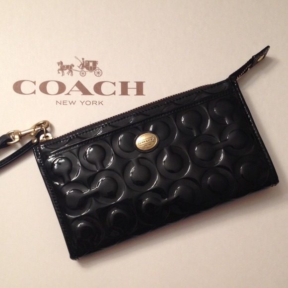 🚫SOLD🚫Coach Wristlet/Black Patent Leather