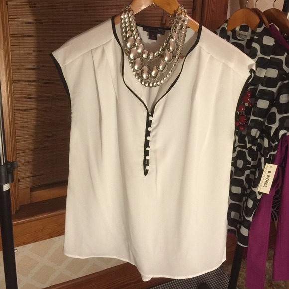 ✨SOLD✨JW white blouse - Picture 2 of 4
