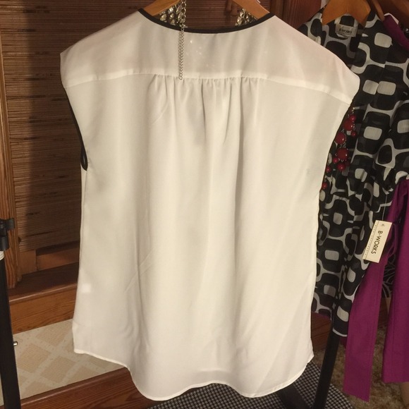 ✨SOLD✨JW white blouse - Picture 3 of 4