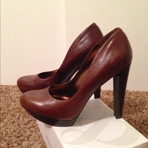 Jessica Simpson brown leather heel