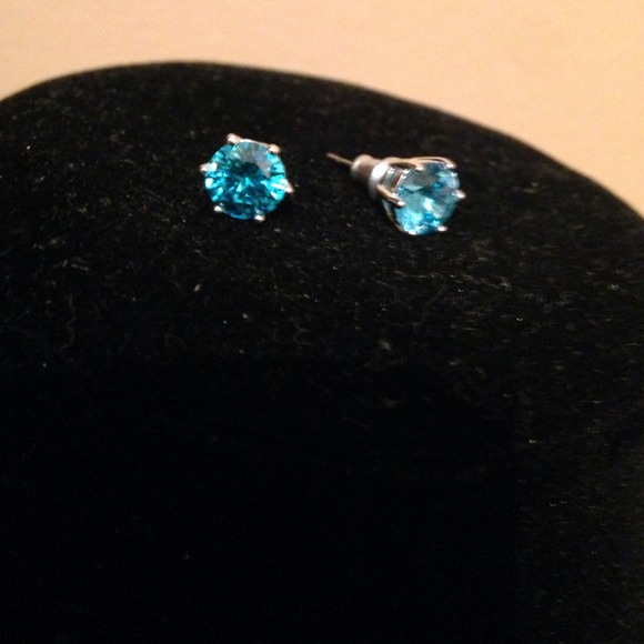 🚫SOLD🚫Aqua blue origami owl earrings