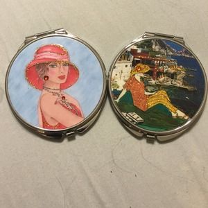 Set of two compact mirrors