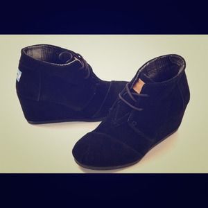 Toms black desert wedges ! Worn once!
