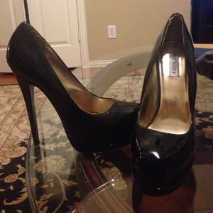 Black Patented Leather Steve Madden pumps