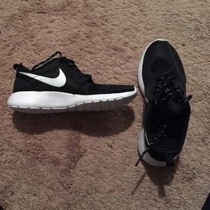 Nike womens Roshe Runs size 8
