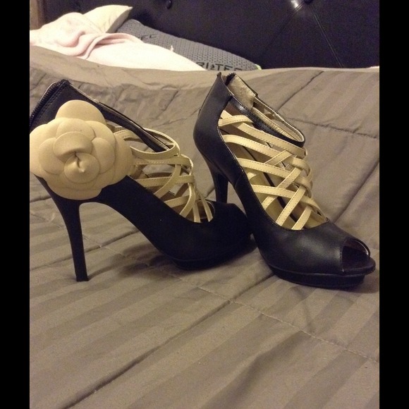 SO CUTE BLACK HI HEELS SZ 7