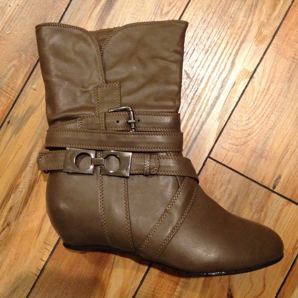 Mid-shaft boots