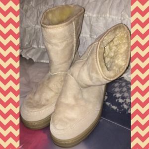 🌟ON SALE🌟 UGG Boots- Short length- Size W 7