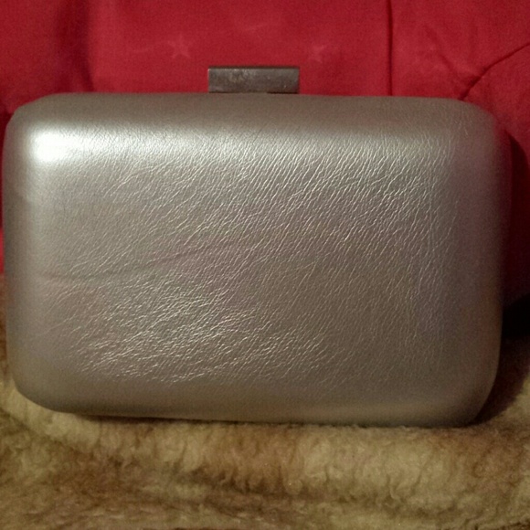 A clutch - Picture 2 of 3