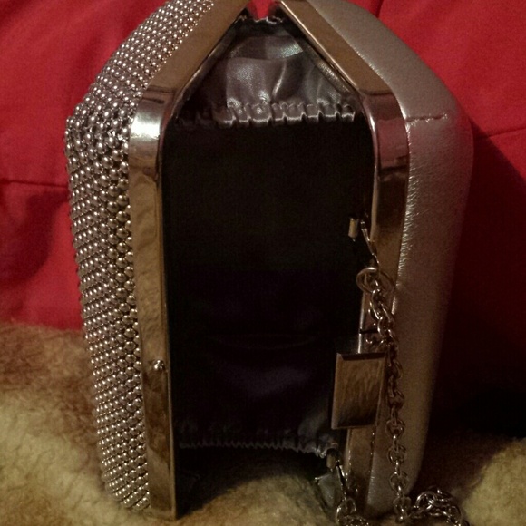 A clutch - Picture 3 of 3