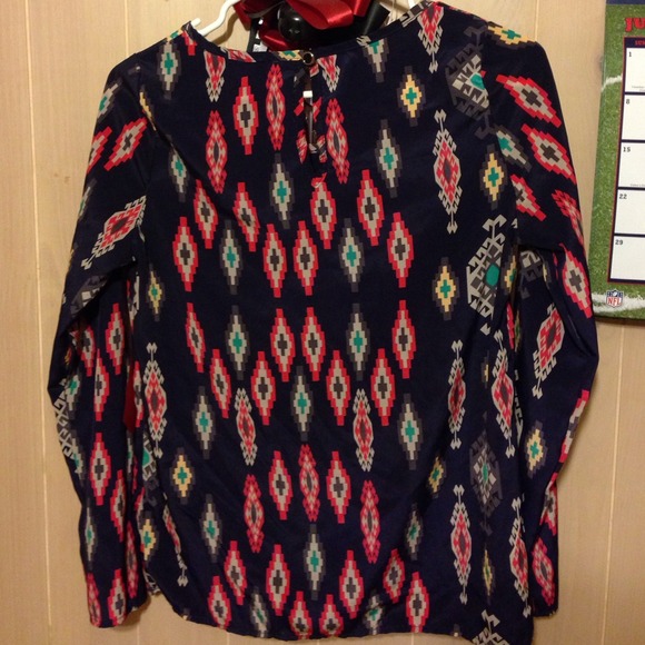 Silky guady me Aztec blouse. - Picture 2 of 3