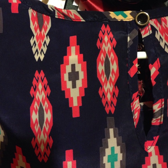 Silky guady me Aztec blouse. - Picture 3 of 3