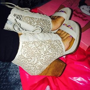 Toe strap lace up heel