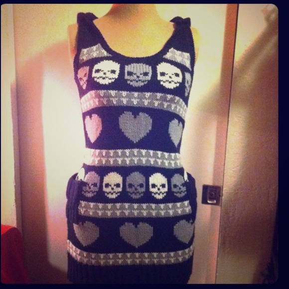 Skull and heart knitted sweater with hoOd