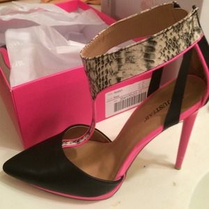 Black and pink JustFab pumps