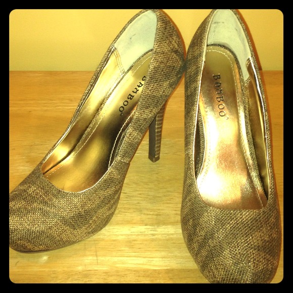 Beautiful Gold Heels! NWOT - Picture 1 of 4