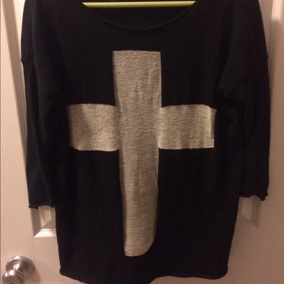 AUTHENTIC BRANDY MELVILLE CROSS SWEATER - Picture 1 of 3