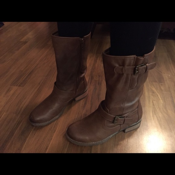 Short brown leather boots