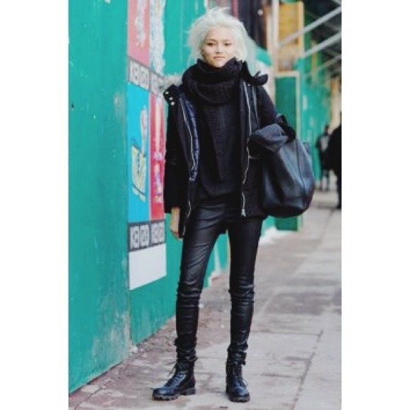 ‼️SOLD on vinted‼️black shiny lace up boots - Picture 2 of 3