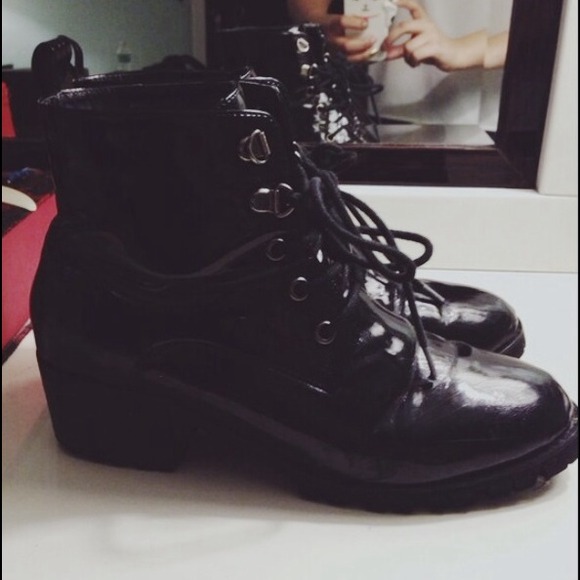 ‼️SOLD on vinted‼️black shiny lace up boots - Picture 3 of 3