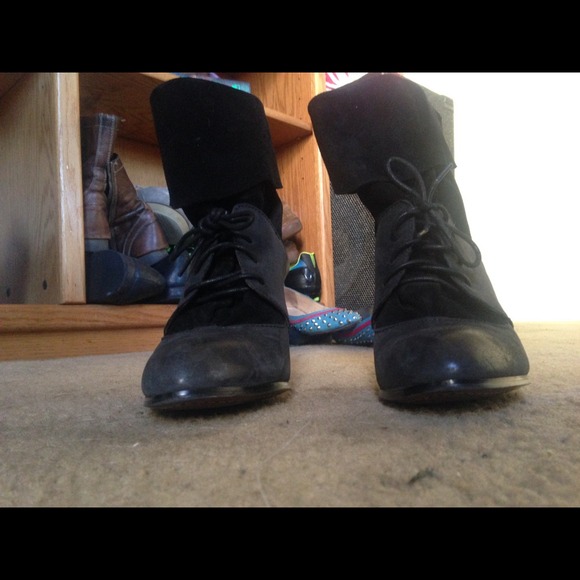 Black leather ankle boots with pump-style heel - Picture 2 of 2