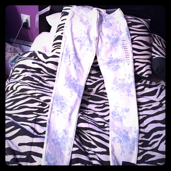 ⬇️NWT!!!!! White with blue floral pattern jeggings